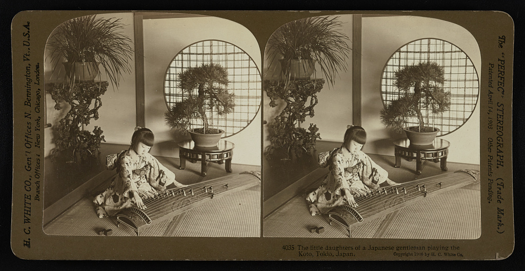 カラー化前: 琴を弾く子どもたち