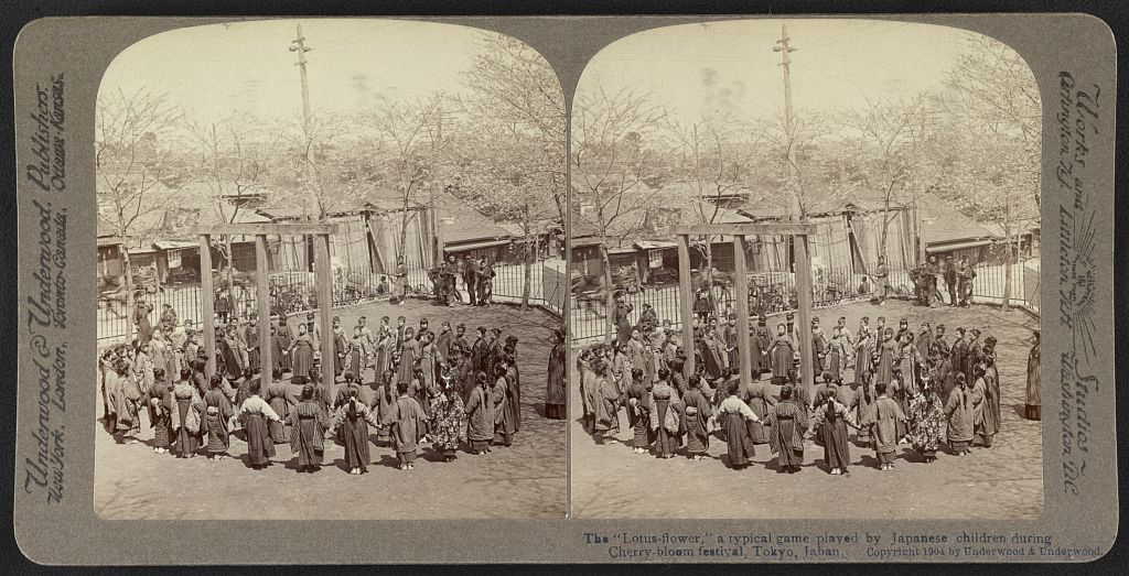 カラー化前: 蓮の葉で遊ぶ子どもたち